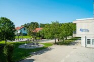 Schulhof und Gebäude Montessori Schule Traunstein