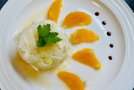 Weißer Salat mit Mandarinenscheiben dekoriert