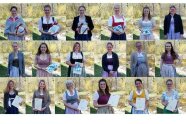 18 Frauen mit Urkunden in der Hand