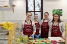 Vier Damen stehen hinter einem Tresen