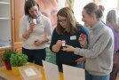 Frauen testen Aromen