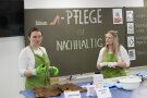 Zwei Frauen stehen vor einer Schultafel