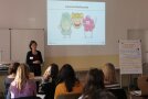 Frauen besuchen ein Seminar