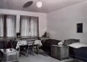 Schwarz-weiß Bild: verschiedene Möbelstücke stehen in einem Zimmer