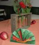 Äpfel und Blumen als Deko auf dem festlichen Tisch