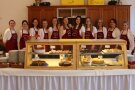 Die Damen präsentieren ihr Kuchenbuffet