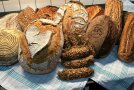 verschiedene Brote liegen auf der Arbeitsfläche