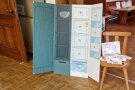 Ein Kühlschrank aus Pappe ist auf gestellt