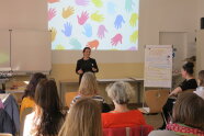 mehrere Frauen sehen auf eine Präsentation