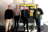 mehrere Personen stehen in einer Gruppe zusammen