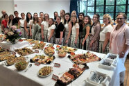 Mehrere Frauen stehen um ein festlich gedecktes Buffet
