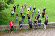 Gruppenbild der Studierenden auf Wiese