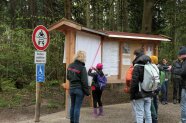 Gruppe von Kindern ziehen rotes Band von neuer barrierefreier Übersichtstafel