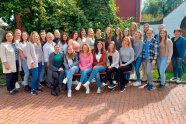 mehrere Frauen stehen in einer Gruppe zusammen