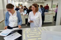 Mehrere Personen stehen in einer Schulküche