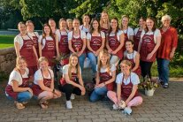 mehrere Frauen stehen und sitzen in einer Gruppe zusammen