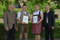 Vier Personen stehen nebeneinaner