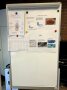 Pinnwand mit Info-Zetteln und Grafiken drauf