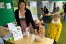 Betreuerin und Kinder am Stand