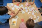 Schüler und Schülerinnen diskutieren