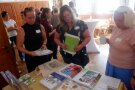 Teilnehmer interessieren sich für viele Materialien zur Kita- und Schulverpflegung