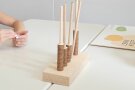 Auf einem Tisch steht ein Holzblock mit Holzscheiben