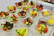 viele kleine Glasschalen mit Salaten drin auf einem Tablett
