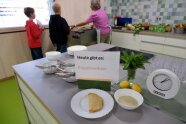 Mittagessen-Teller steht auf dem Tisch; auf einem Schild steht der Name der Speise