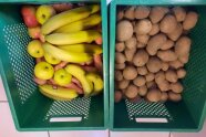 zwei Kisten mit Lebensmittel, in der einen sind Kartoffeln in der anderen Obst