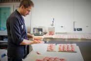 Markus Schuler bereitet Bio-Fleischpflanzerl zu