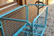 Kleiner Transportwagen in blau mit Griff