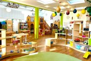 Holzregale in verschiedenen Größen in einem Kinderhaus