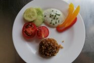 Teller mit Gemüse, Dipp und Bratling