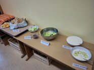 Buffet mit Essen und kleinen Beschreibungs-Schildern