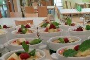 Obstsalat schön angerichtet in Schälchen