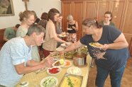 Mehrere Personen stehen um ein Buffet