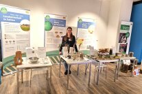 Eine Frau steht in einem Präsentationsstand