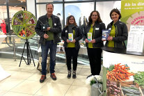 Vier Personen stehen vor Stand