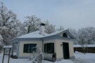 Der historische Pavillion im Winter, im Hintergrund Bäume, beide mit Schnee bedeckt