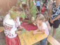 Kinder basteln ihren eigenen Blätterkranz