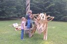 Das überlebensgroße Holzwildschwein erstellen die Kinder mit dem Künstler