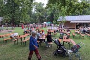Menschenmenge essend und trinkend auf Bierbänken auf der Wiese beim WEZ