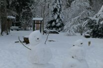 Zwei Schneemänner im Garten des Walderlebniszentrums mit viel Schnee