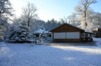 Das Hauptgebäude des Walderlebniszentrums im Winter mit Schnee von vorne fotografiert