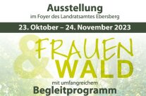 Teilweise grün hinterlegtes Bild mit folgendem Text darauf: Frauen&Wald. Ausstellung im Foyer des Landratamtes Ebersberg. 23. Oktober bis 24. November 2023. Mit umfangreichem Begleitprogramm.