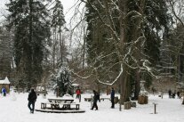 Besucher im Garten des Walderlebniszentrums im Winter mit viel Schnee