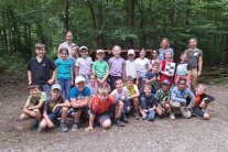 Eine Gruppe Kinder sitzen im Wald