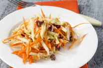 Kohlrabi-Möhren-Apfel-Salat auf Teller