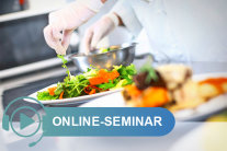 Hände mit Schutzhandschuhen trapieren Salat auf Teller; Schriftzug Online-Seminar © Getty RF