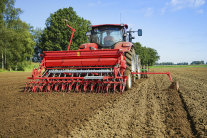 Traktor mit Sämaschine